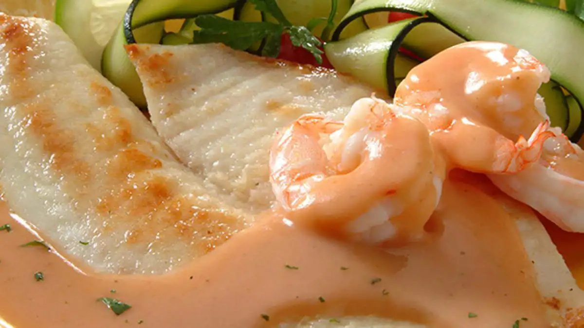 Filete de tilapia con camarones / Tilapia fillet with shrimp